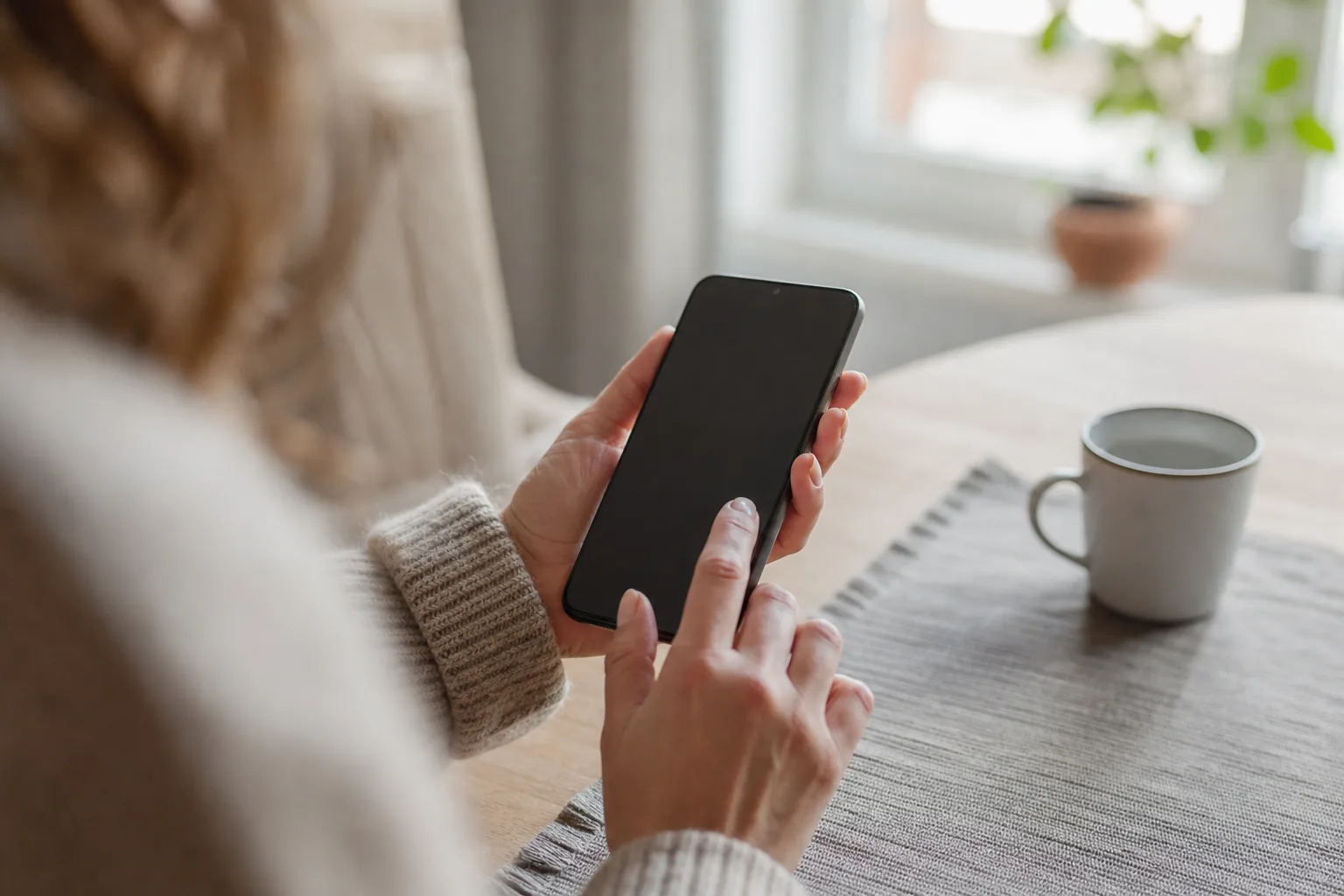 Mobil som laddar ner ett digitalt eSIM genom att skanna en QR-kod