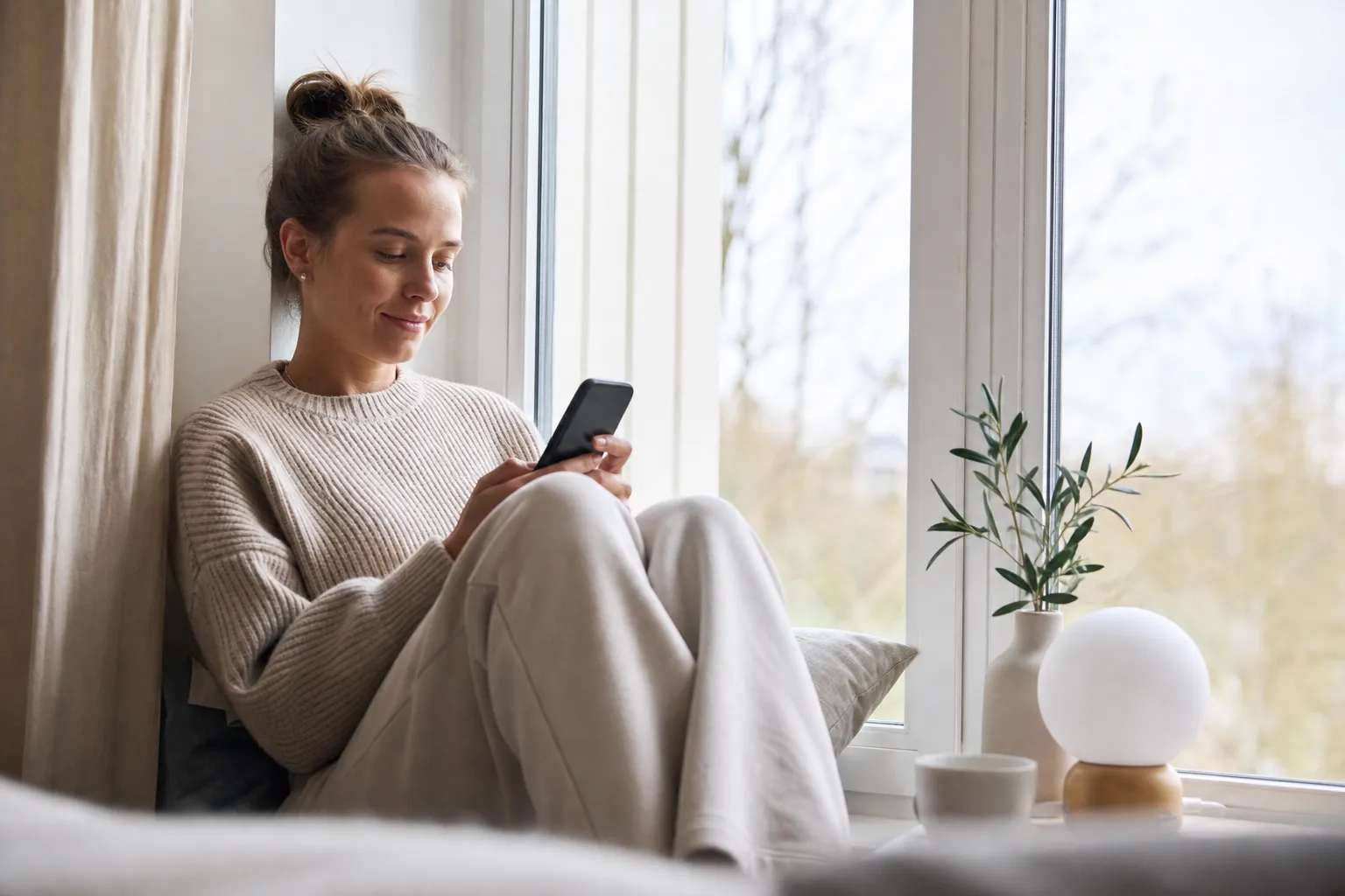 Avslappnad person som surfar obegränsat på mobilen utan att hålla koll på datamängden