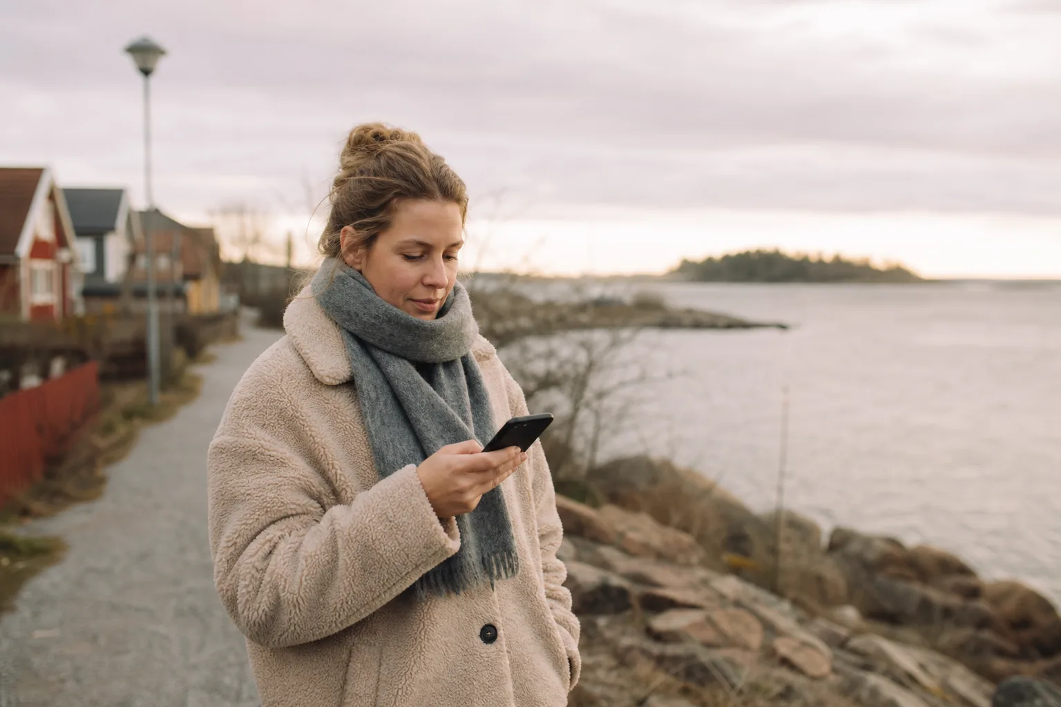 Person laddar ett kontantkort i mobilappen och väljer surfmängd